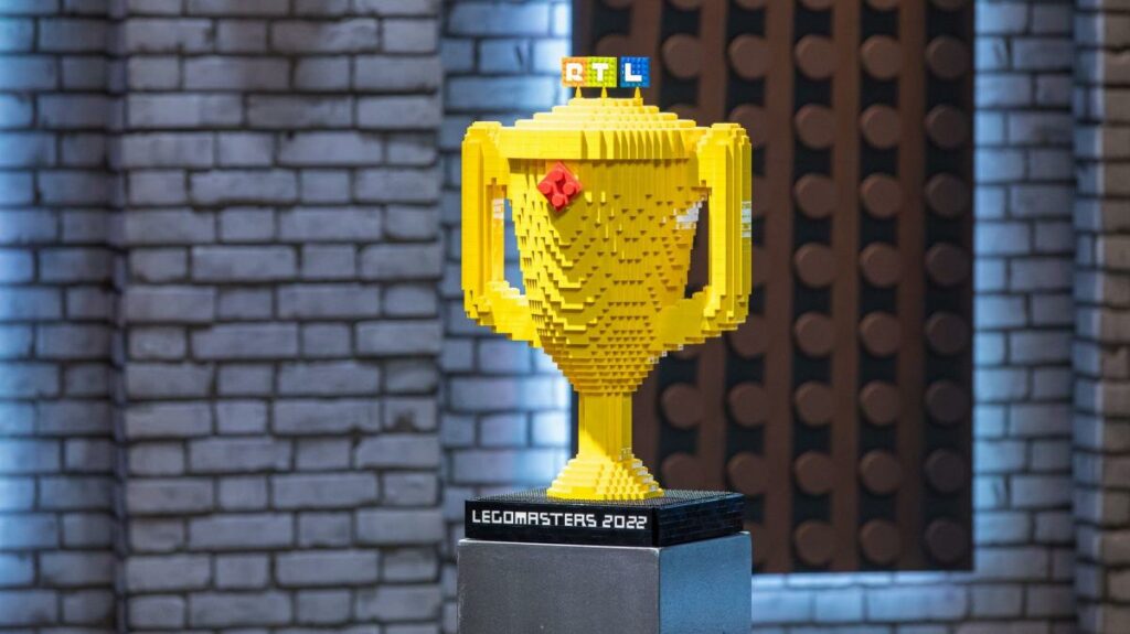 Das Bild zeigt den LEGO Masters Pokal, welche die Kandidaten der vierten Staffel gewinnen konnten.